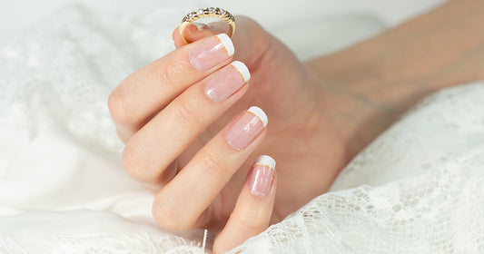 Mit diesem Trick gelingt dir der perfekte French Manicure Look!