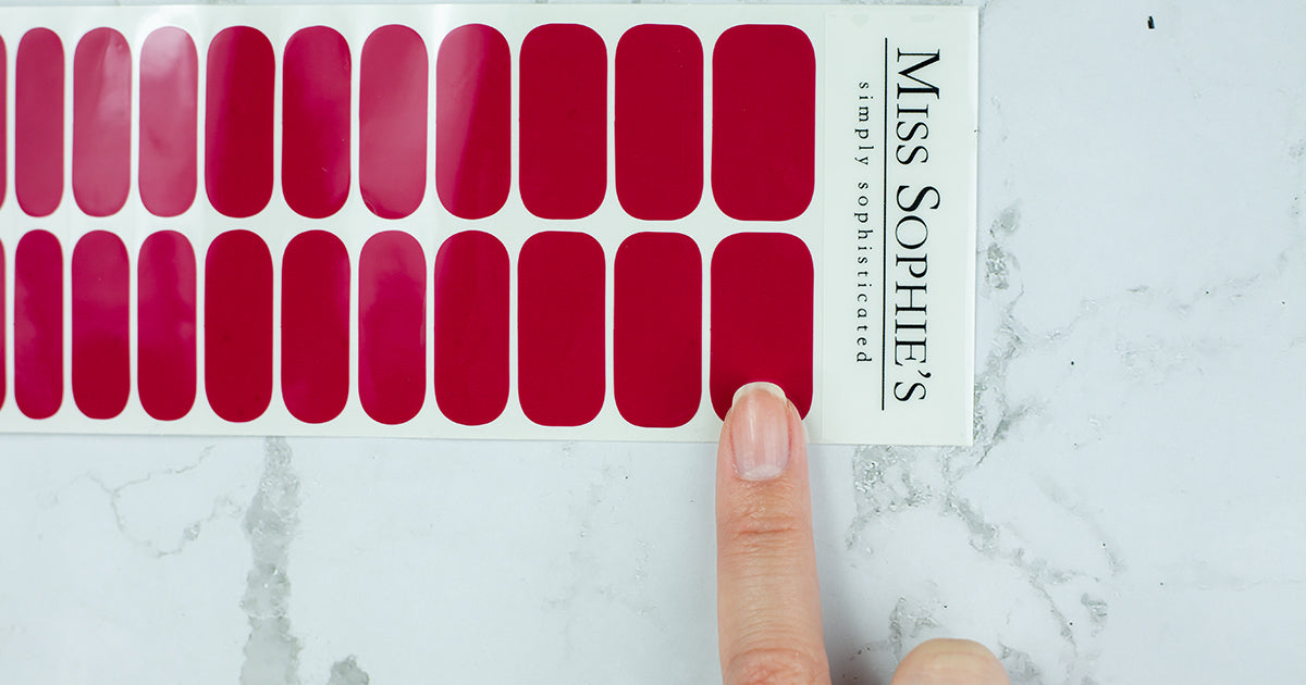 Mit diesem einfachen Trick kannst du zu große Nagelfolien richtig zuschneiden