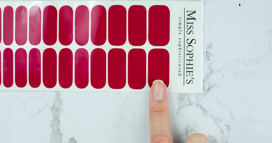 Mit diesem einfachen Trick kannst du zu große Nagelfolien richtig zuschneiden